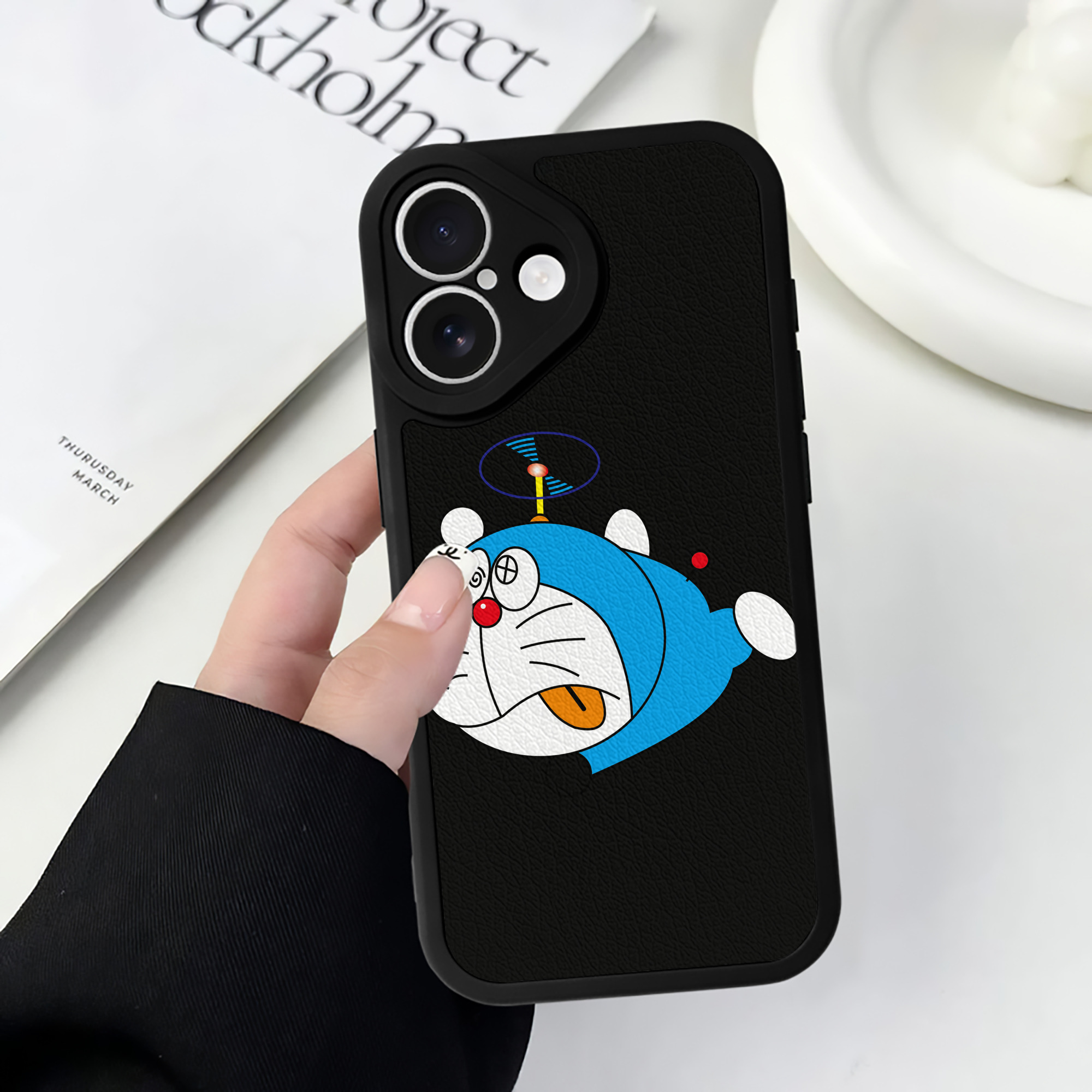 （画像用） ドラえもん Doraemon 【iPhone 16シリーズ対応】シリコンスマホケース（レザー調） 材質：シリコン